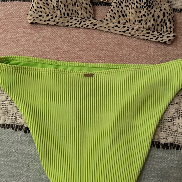 Hollister bikini set - Picture 2 of 3